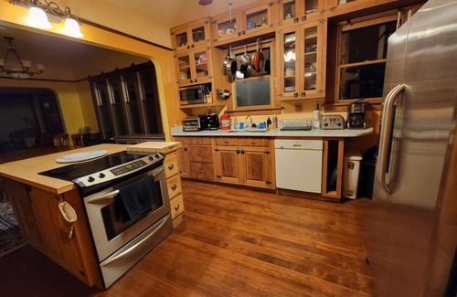 Wallingford Casa | Miss Oliver's House, a cozy Craftsman, centrally located, wood stove & hot tub!
