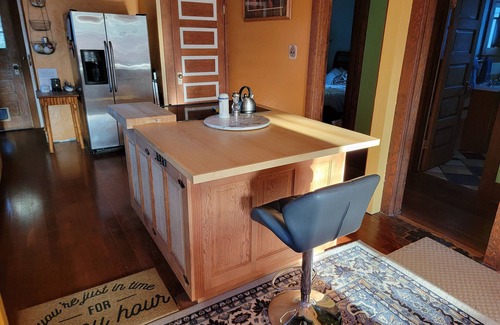 Wallingford Casa | Miss Oliver's House, a cozy Craftsman, centrally located, wood stove & hot tub!