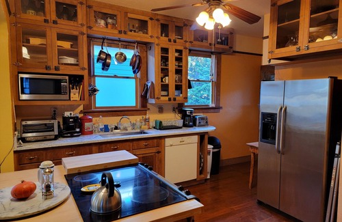Wallingford Casa | Miss Oliver's House, a cozy Craftsman, centrally located, wood stove & hot tub!