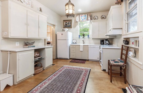 Opelika Casa | Miss Sidney`s Historic Opelika Home