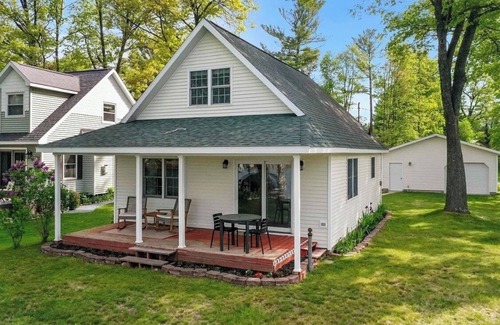 Lake City Cabaña | Missaukee Sunset Cottage in Lake City, on Lake Missaukee