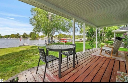 Lake City Cabaña | Missaukee Sunset Cottage in Lake City, on Lake Missaukee