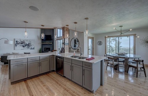 Lead Chalet De Esquí | Missing Link 4BR Chalet at Terry Peak with Jacuzzi Hot Tub - Sleeps 14