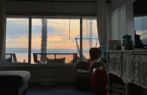 Crown Point Cabaña | Mission bay cottage on the water with views of Downtown San Diego