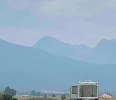 St. Ignatius Apartamento | Mission Mountain Camper