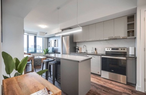 Mississauga Apartamento | Luxe 1BR Apt with City Views, Near Lake Aquitaine