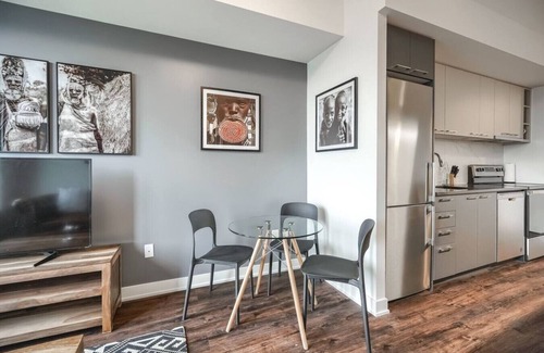 Mississauga Apartamento | Luxe 1BR Apt with City Views, Near Lake Aquitaine