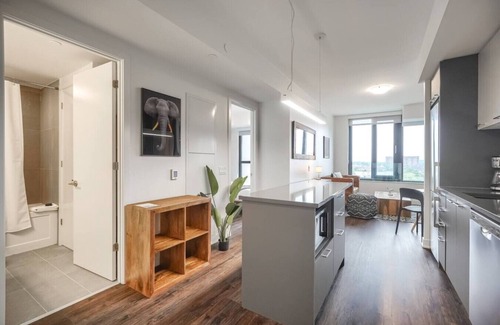 Mississauga Apartamento | Luxe 1BR Apt with City Views, Near Lake Aquitaine