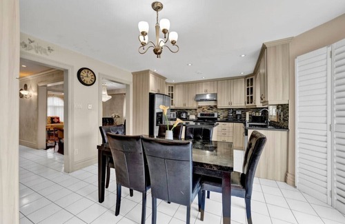 East Credit Apartamento | Mississauga Retreat: Your Spacious 5-Bedroom Home