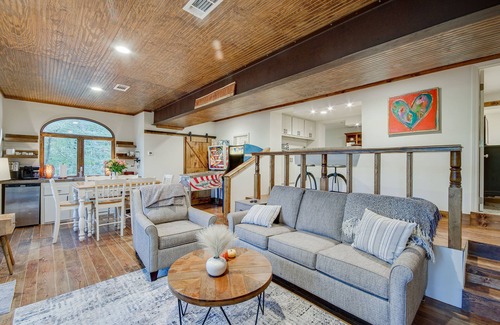 Tougaloo Cabina | Mississippi Retreat w/ Hot Tub, Deck & Lake Views!