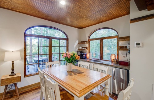 Tougaloo Cabina | Mississippi Retreat w/ Hot Tub, Deck & Lake Views!