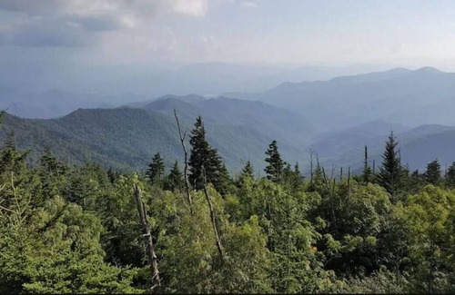 Bryson City Cabaña | Missy’s Hideout! Bryson City,GSMRR,Casino, Hiking, whitewater rafting,Fishing!