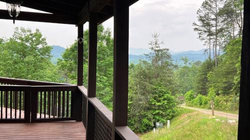 Murphy Casa | Mistletoe Cabin- Private cabin w views, Hottub, pet friendly
