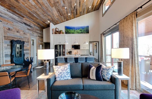 Lansing Casa | Misty Glen. Modern Mnt Retreats. The Sugar Maple