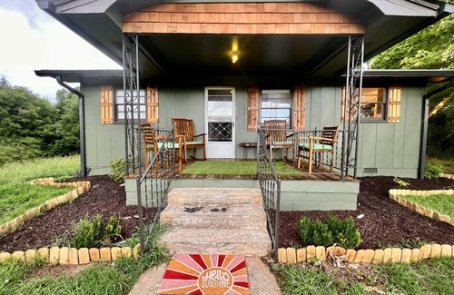 Franklin Cabina | Misty Mountain Cozy & Stylish 2BR Cabin w/ Fire Pit near River & Attractions