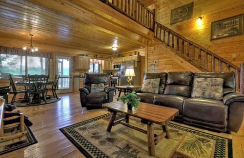 Ellijay Cabina | Misty Ridge - Where pets are pampered amidst stunning mountain panoramas, with outdoor fireplace, hot tub, firepit, pool table, and WiFi