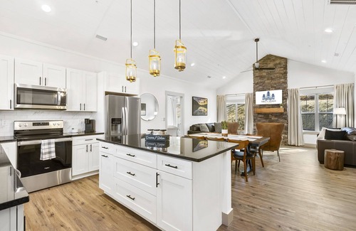 Branson Cabina | Misty River Retreat🌲 Fire Pit 🔥 Hot Tub 💦 Lake Taneycomo Access