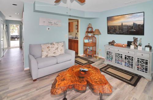 Chincoteague Casa | Misty's Thicket - Water access; Screened porches!