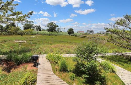 Chincoteague Casa | Misty's Thicket - Water access; Screened porches!