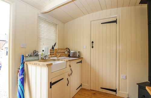 Moreton-in-Marsh Cabaña | MITFORD GYPSY HUT, romantic, with open fire in Moreton-In-Marsh