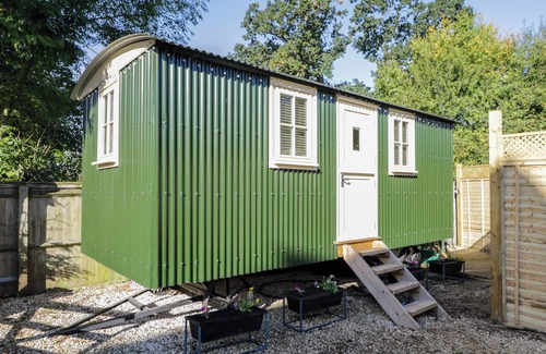 Moreton-in-Marsh Cabaña | MITFORD GYPSY HUT, romantic, with open fire in Moreton-In-Marsh