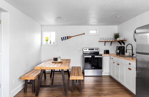 Ludington Apartamento | Mitten Flats #4 - 1 Block to the beach! Hot tub!