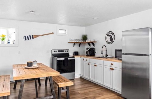 Ludington Apartamento | Mitten Flats #5 - 1 Block to the beach!
