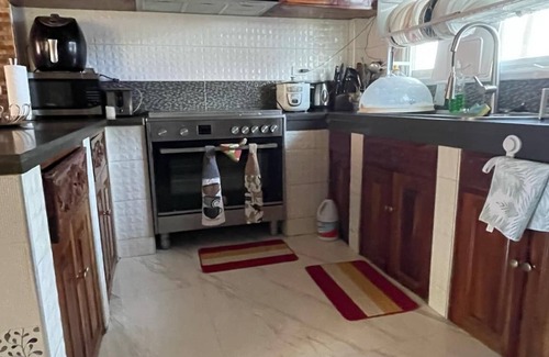 Kaputian Casa | MJ’s Homestay, Charming 2-bedroom house with WiFi, AC, free airport pick up.
