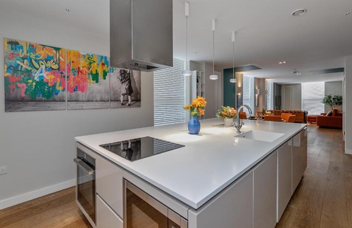 Central Milton Keynes Apartamento | MK CITY CENTRE, THE DIAMOND SUITE, FREE Parking Space, PREMIUM SPACIOUS Apartment with FOOSBALL TABLE