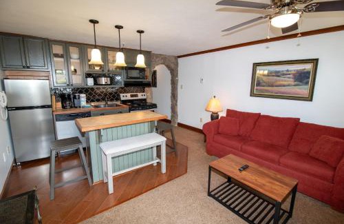Snowshoe Apartamento | ML217 Whimsical Retreat Close to Village & Lifts EZ Parking