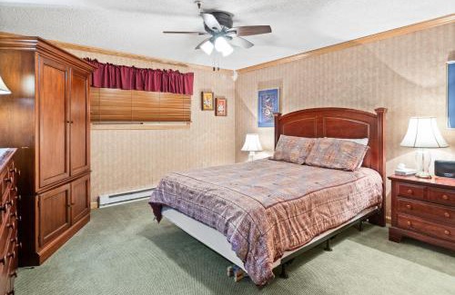 Snowshoe Apartamento | ML246 Spacious Condo Mtn & Lake views fireplace