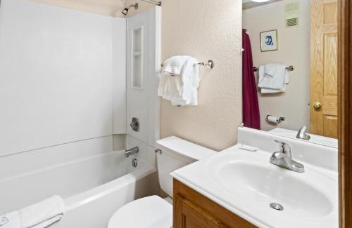Snowshoe Apartamento | ML246 Spacious Condo Mtn & Lake views fireplace