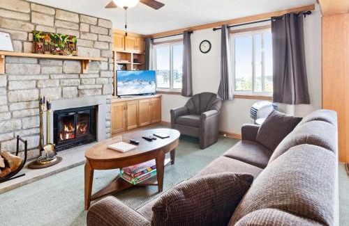 Snowshoe Apartamento | ML246 Spacious Condo Mtn & Lake views fireplace