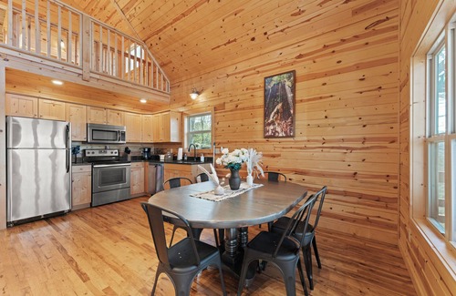 Jasper Cabina | Mnt. View Cabin Near River w/ Hot Tub + Fire Pit Sleeps 10