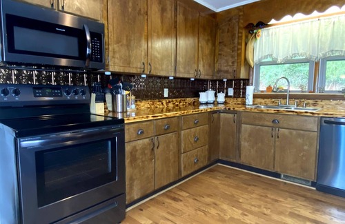Sylva Casa | Mnt View Cottage. Calm, comfortable and clean