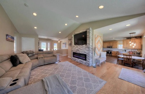Moab South Valley Casa | MO'ABventures Canyonlands National Park 9 beds 6 bath .7 acre Parking UTV'S