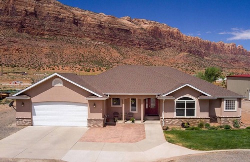 Moab South Valley Casa | MO'ABventures Canyonlands National Park 9 beds 6 bath .7 acre Parking UTV'S
