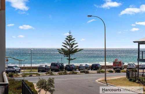 Moana Apartamento | Moana Seaside Retreat - 2 Bedroom, spa , living area & pet friendly