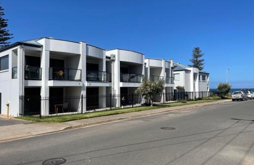 Moana Apartamento | Moana Seaside Retreat - 2 Bedroom, spa , living area & pet friendly