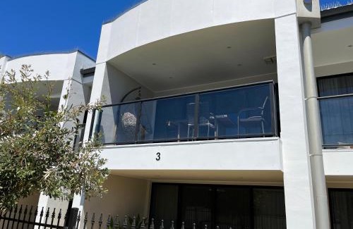 Moana Apartamento | Moana Seaside Retreat - 2 Bedroom, spa , living area & pet friendly