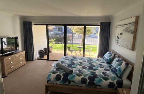 Moana Apartamento | Moana Seaside Retreat - 2 Bedroom, spa , living area & pet friendly