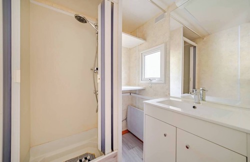 Besse-en-Chandesse Casa | MOBIL HOME LOUPIOTS 4/6 PERS.