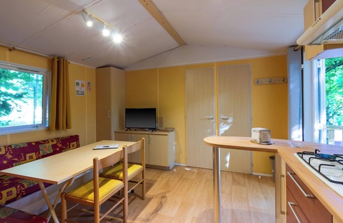 Saint-Martial-de-Nabirat Casa | Mobil Home '4 Personnes Climatisé' con piscina compartida, Wi-Fi y aire acondicionado