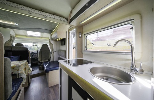 Montcada I Reixac Casa | Mobil Home "Cerca De Barcelona" con vistas a la montaña, terrazas compartidas y jardín privado