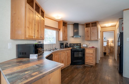 Royal Casa | Mobile Home E-1 at Safe Harbor Brady Mountain on Lake Ouachita!