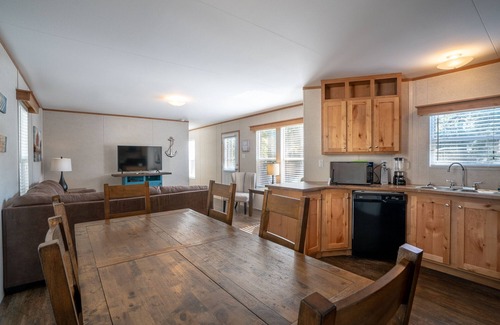 Royal Casa | Mobile Home E-1 at Safe Harbor Brady Mountain on Lake Ouachita!
