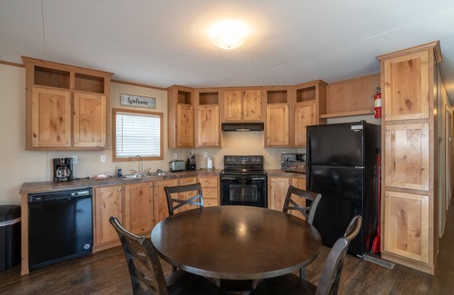 Royal Casa | Mobile Home E-3 at Safe Harbor Brady Mountain on Lake Ouachita!