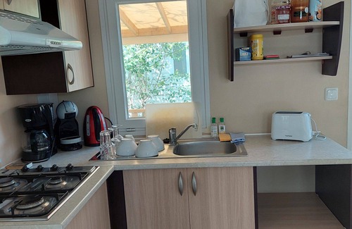 La Roque-d'Antheron Alquiler De RV | Mobil Home 'Le 154 Aux Iscles' con piscina compartida, terraza privada y aire acondicionado