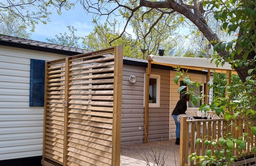 La Roque-d'Antheron Alquiler De RV | Mobil Home 'Le 154 Aux Iscles' con piscina compartida, terraza privada y aire acondicionado