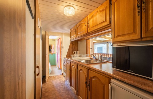 La Tremblade Alquiler De RV | Mobil Home 'Mh16 La Tremblade' con piscina compartida, terraza privada y aire acondicionado